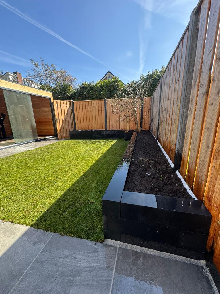 Tuin met schuur en schutting Schuttingen kopen